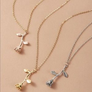 🌹 NWT Gorgeous rose necklace - 2 colors available